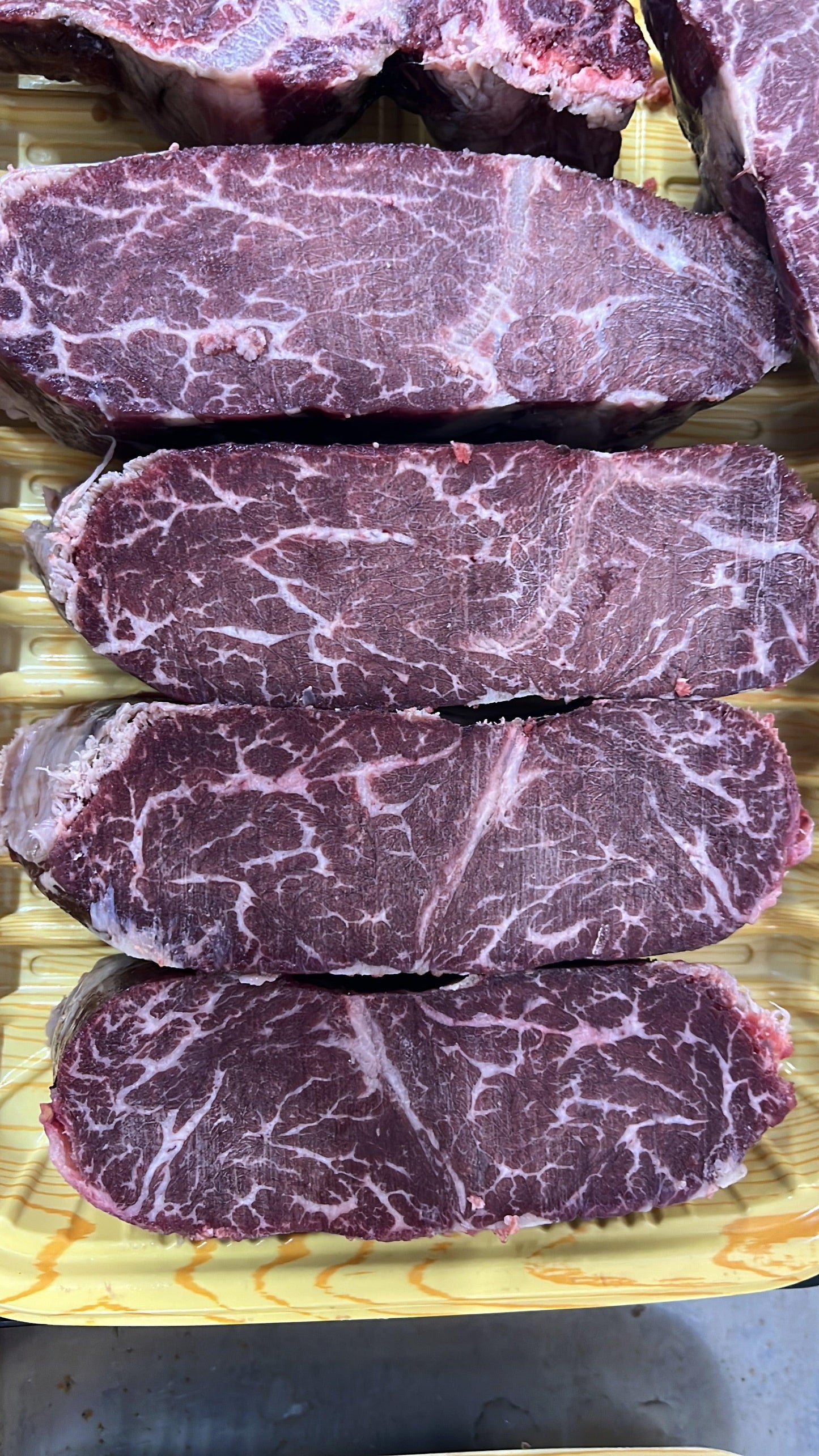「⚠️少量庫存⚠️ 」俄羅斯🇷🇺MIRATORG 封門柳|切扒3cm|黑安格斯|香草谷麥混合飼養|肉質鮮嫩帶奶香|英國安格斯品種|極嚴寒天氣孕育高品質雪花紋理|無壓力生長環境|低溫熟成|牛肉有瘦有唔瘦不挑選