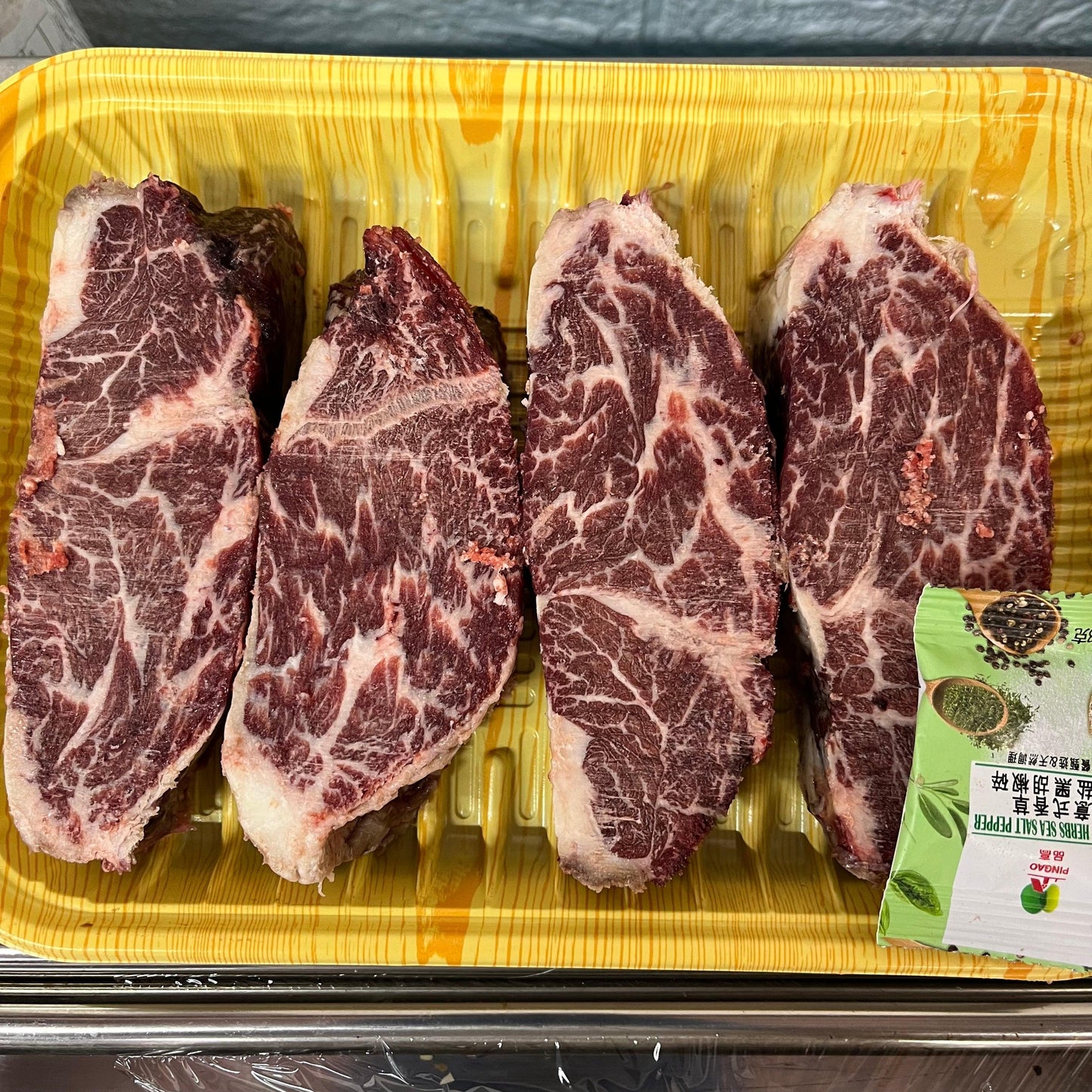 「⚠️少量庫存⚠️ 」俄羅斯🇷🇺MIRATORG 封門柳|切扒3cm|黑安格斯|香草谷麥混合飼養|肉質鮮嫩帶奶香|英國安格斯品種|極嚴寒天氣孕育高品質雪花紋理|無壓力生長環境|低溫熟成|牛肉有瘦有唔瘦不挑選