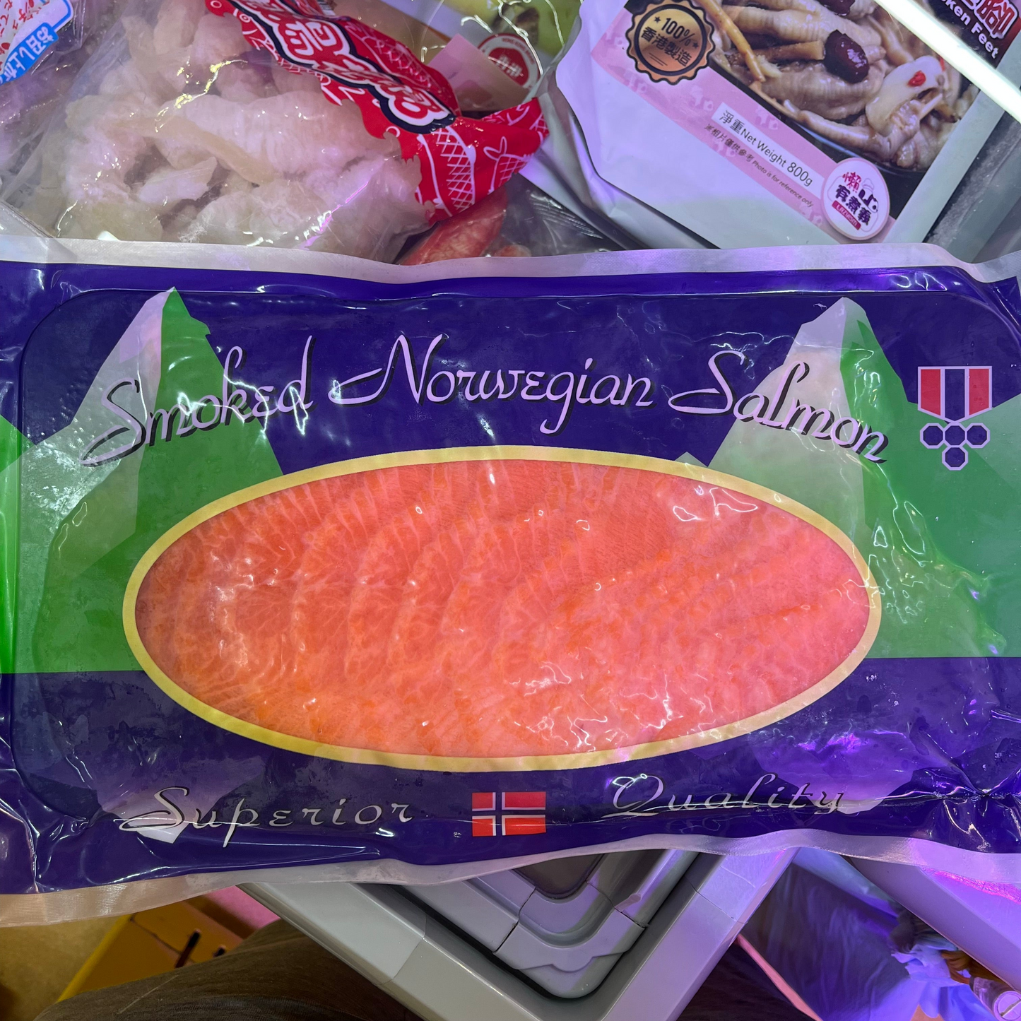 挪威🇳🇴煙三文魚500g|淨重約400克|豐富的蛋白質、奧米加3、維他命A、鉀、鈣、鐵和鋅等營養素|脂肪條紋分佈平均|嫩滑帶點煙薰味|入口甘香濃郁|口感煙韌。 - 新樂大型批發OUTLET