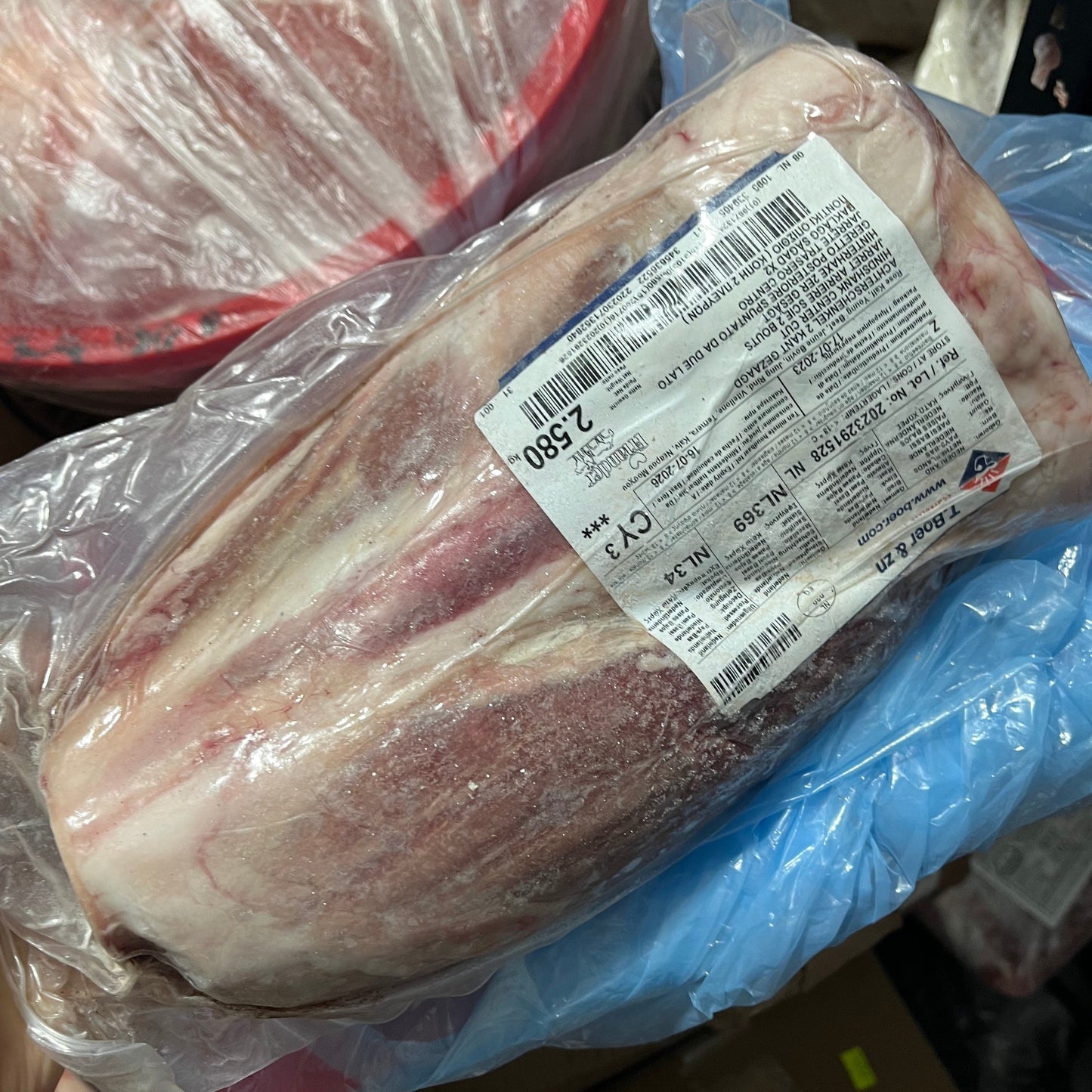 荷蘭🇳🇱白牛仔牛膝小牛肉｜純天然飼養｜容易消化｜低脂肪及低膽固醇｜含豐富維生素｜絕不含生長激素或抗生素｜適合愛健康一族的家庭｜建議食法：白牛仔膝可配以蕃茄、紅蘿蔔、洋蔥等燉煮｜健康美味選擇 - 新樂大型批發OUTLET