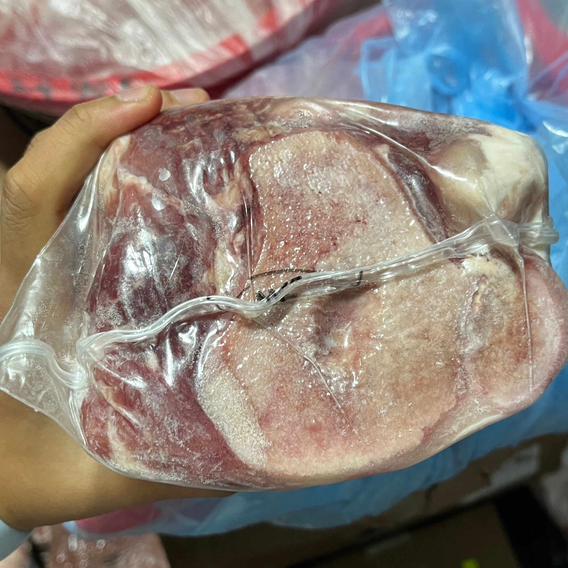 荷蘭🇳🇱白牛仔牛膝小牛肉｜純天然飼養｜容易消化｜低脂肪及低膽固醇｜含豐富維生素｜絕不含生長激素或抗生素｜適合愛健康一族的家庭｜建議食法：白牛仔膝可配以蕃茄、紅蘿蔔、洋蔥等燉煮｜健康美味選擇 - 新樂大型批發OUTLET