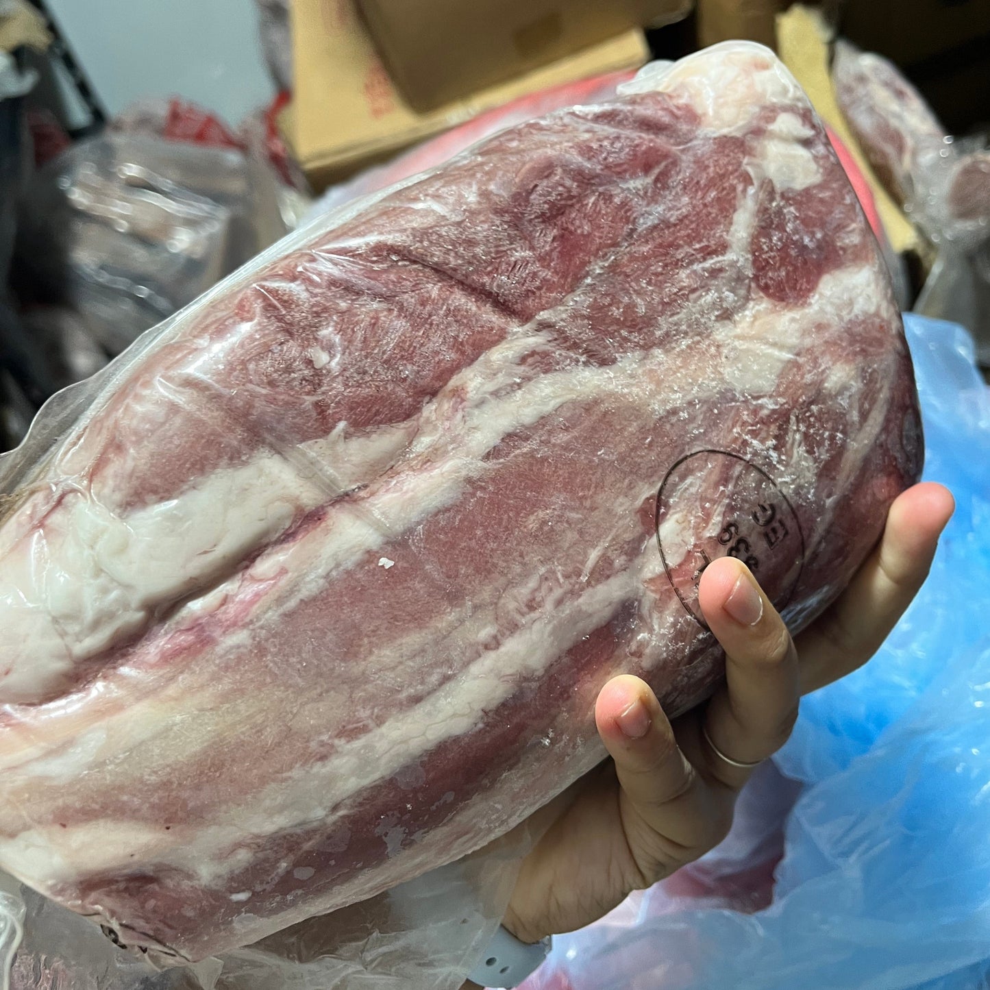 荷蘭🇳🇱白牛仔牛膝小牛肉｜純天然飼養｜容易消化｜低脂肪及低膽固醇｜含豐富維生素｜絕不含生長激素或抗生素｜適合愛健康一族的家庭｜建議食法：白牛仔膝可配以蕃茄、紅蘿蔔、洋蔥等燉煮｜健康美味選擇 - 新樂大型批發OUTLET